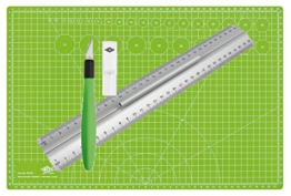 Wedo Pro Cutting Set | Lineal aus Aluminium 30 cm mit Griff für Rechts- und Linkshänder mit rutschsicherer Gummieinlage im Set mit Cutter Skalpell Comfortline mit Softgriff inklusive 5 Ersatzklingen und Schutzkappe und selbst schließender Schneidunterlage -